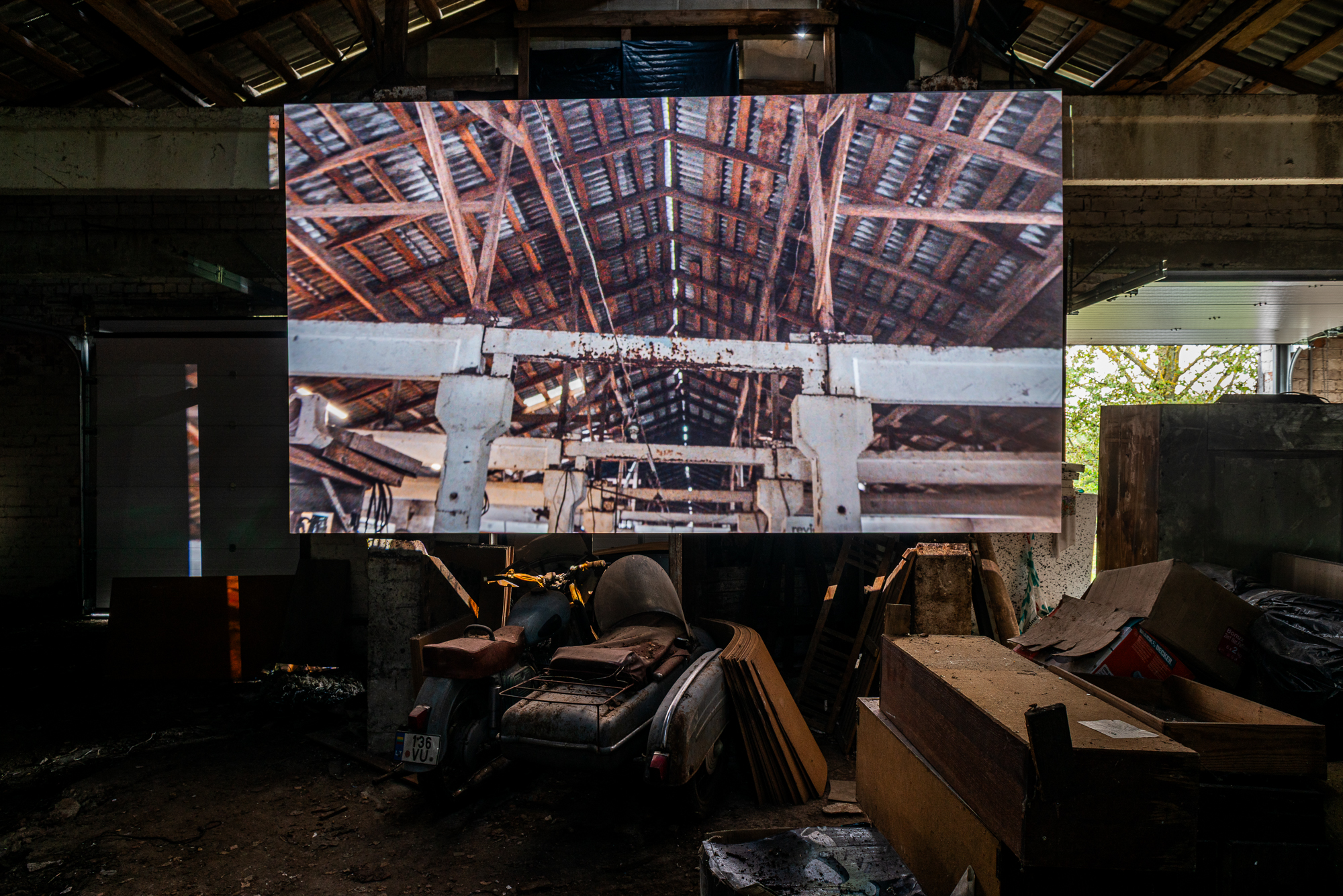 Ferma installation — projected barn roof structure