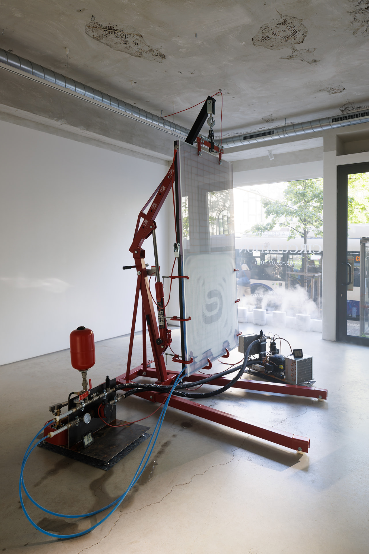 Circulation — the sculpture seen from the side