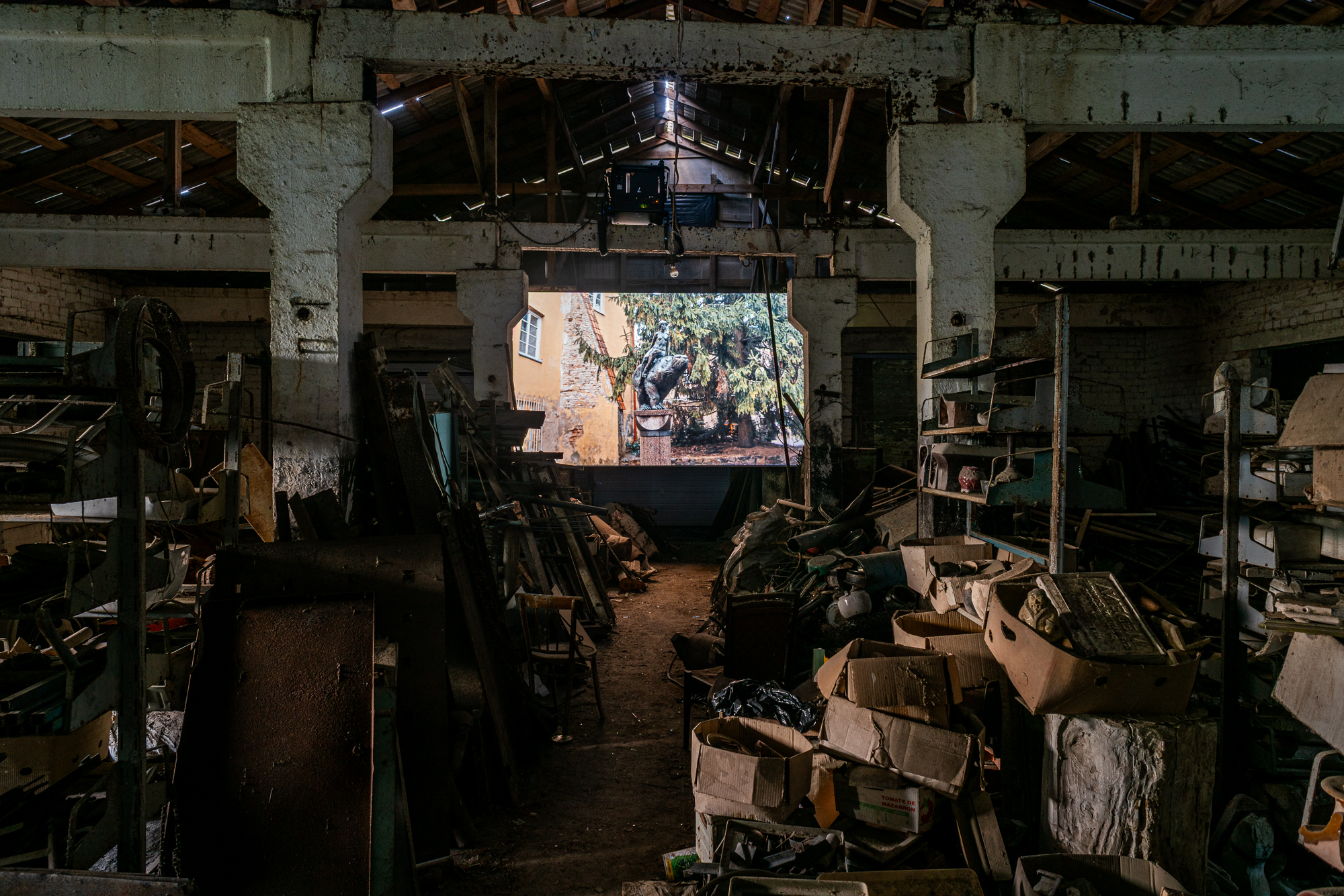 Ferma installation — projection of a sculpture in the garden